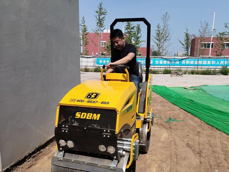 座駕振動壓路機(jī)在惡劣環(huán)境下如何工作？