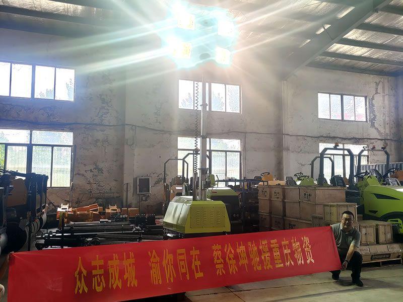 蔡徐坤為重慶捐贈奔馬照明車等救災物資，傳遞偶像正能量