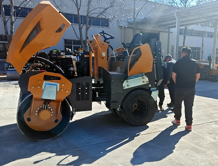 3月18日，哈薩克斯坦客戶來廠體驗考察5噸膠輪壓路機